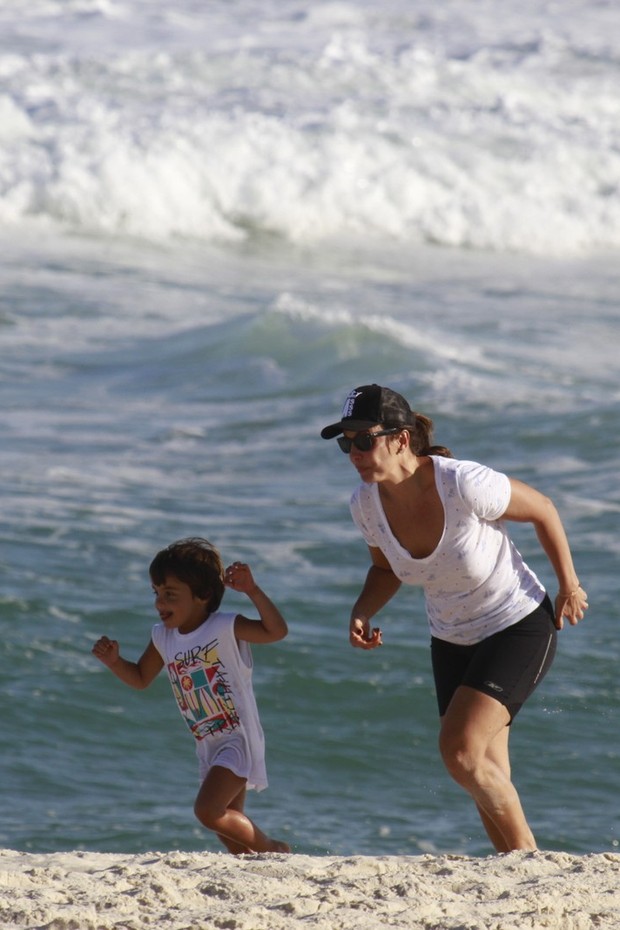 Ivete Sangalo com o filho na praia (Foto: Dilson Silva / AgNews)