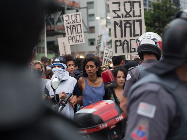  Policiais impedem passagem de manifestantes durante ato contra o aumento da tarifa de ônibus em São Paulo (Foto: Marcelo Brandt/G1)
