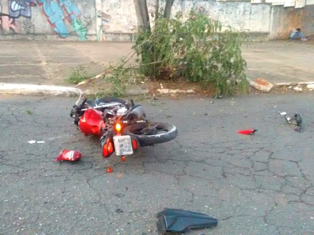 Carlos Daniel dos Santos morreu após bater moto em árvore, em Goiânia, Goiás (Foto: Divulgação/Polícia Civil)
