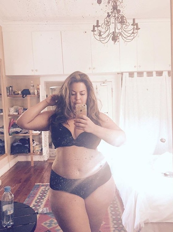 Empoderamento feminino: Fluvia Lacerda vive postando fotos de lingeries nas redes sociais  (Foto: Reprodução Instagram)