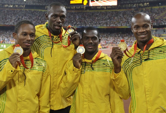 Michael Fraser, Usain Bolt, Nesta Carter e Asafa Powell revezamento 4 x 100m 2008 (Foto: Petr David Josek/AP)