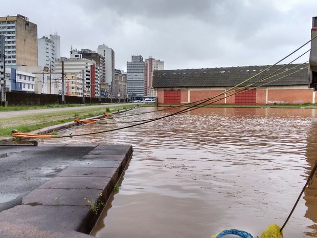 G1 Nível Do Guaíba Bate Recorde E Porto Alegre Tem Operação Contra Cheia Notícias Em Rio 