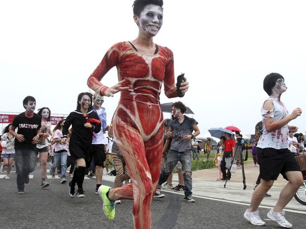 &quot;Taipei Zombie Run&quot; reúne corredores em Taiwan (Foto: AP Photo/Chiang Ying-ying)