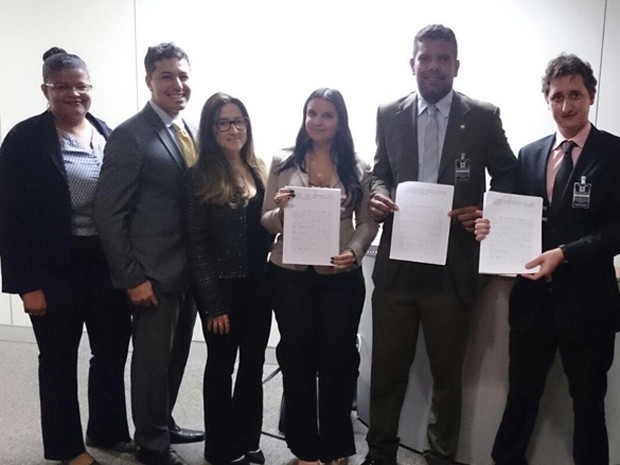 Grupo de advogados com documento pedindo redução no preço da gasolina (Foto: Arquivo Pessoal)