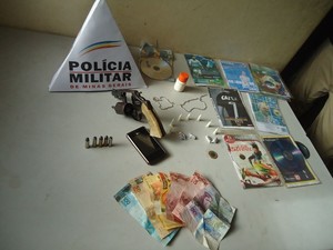 Um revólver calibre 38, drogas e munições foram apreendidas na casa de um menor em Teófilo Otoni (Foto: Pelotão Tático Móvel/GEPMOR)