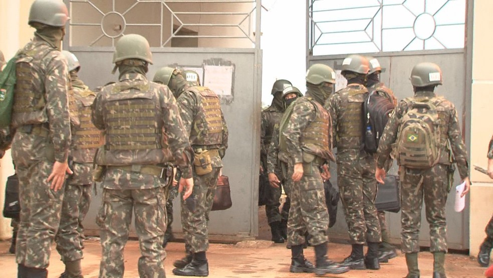 Ação do exército tem objetivo de apreender materiais ilícitos e proibidos dentro do presídio (Foto: Reprodução/Rede Amazônica Acre)