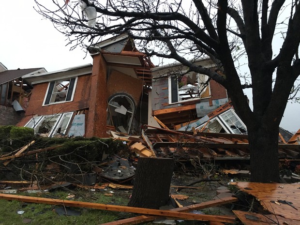 Casa fica destruída em  Rowlett, Texas, após passagem de tornado (Foto: AP/David Warren)