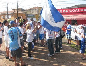 torcida do São Bento é escoltada para o dérbi - Atlético Sorocaba (Foto: Marcus Vinícius Souza/ TV Tem)