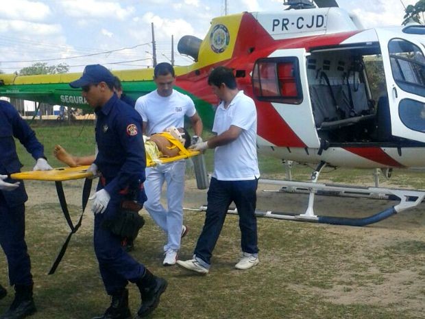 Criança foi transportada para Rio Branco no Harpia I (Foto: Douglas Barros/PM-AC)