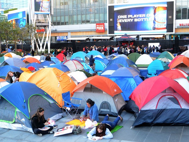 Milhares de fãs de 'Crepúsculo' acampam em Los Angeles para ver a première mundal do último capítulo da franquia, 'Amanhecer – Parte 2' (Foto: AFP/Joe Klamar)