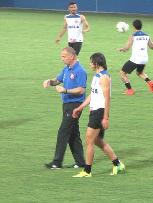 Com festa da torcida e mistério, Timão faz único treino em Manaus
