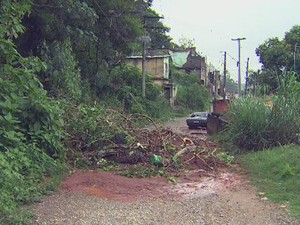 Chuva provoca deslizamento de terra no bairro Rio Comprido em São José (Foto: Reprodução/ TV Vanguarda)