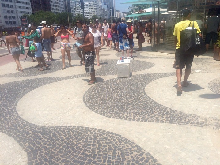 Ambulante vende bebidas em frente ao Copacabana Palace
