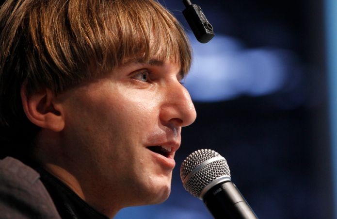 Neil Harbisson, o primeiro ciborgue reconhecido internacionalmente, fala durante a Campus Party 2012 (Creative Commons/Flickr/Flávia de Quadros/Campus Party Brasil) (Foto: Neil Harbisson, o primeiro ciborgue reconhecido internacionalmente, fala durante a Campus Party 2012 (Creative Commons/Flickr/Flávia de Quadros/Campus Party Brasil))