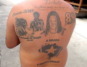 torcedor do Botafogo com tatuagem do Loco Abreu (Foto: André Casado / Globoesporte.com)