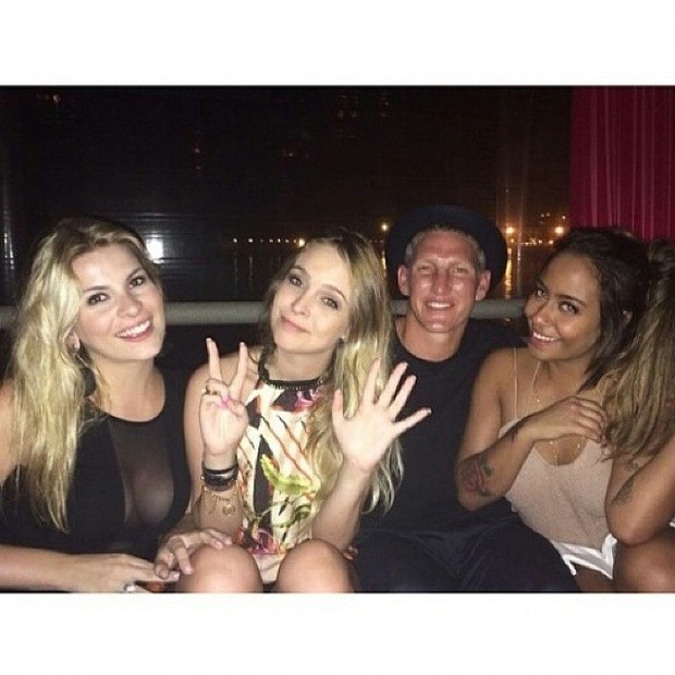 Schweinsteiger ao lado de Rafaella Santos, irmã de Neymar, e outras amigas (Foto: Reprodução/Instagram)