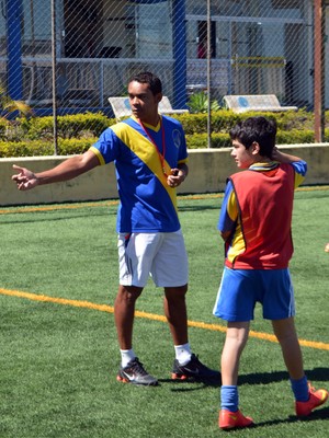 Elivélton é dono de uma escolinha de futebol em Alfenas, MG (Foto: Tiago Campos)