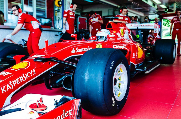 Sebastian Vettel testa novos pneus da Pirelli para 2017 (Foto: Divulgação)