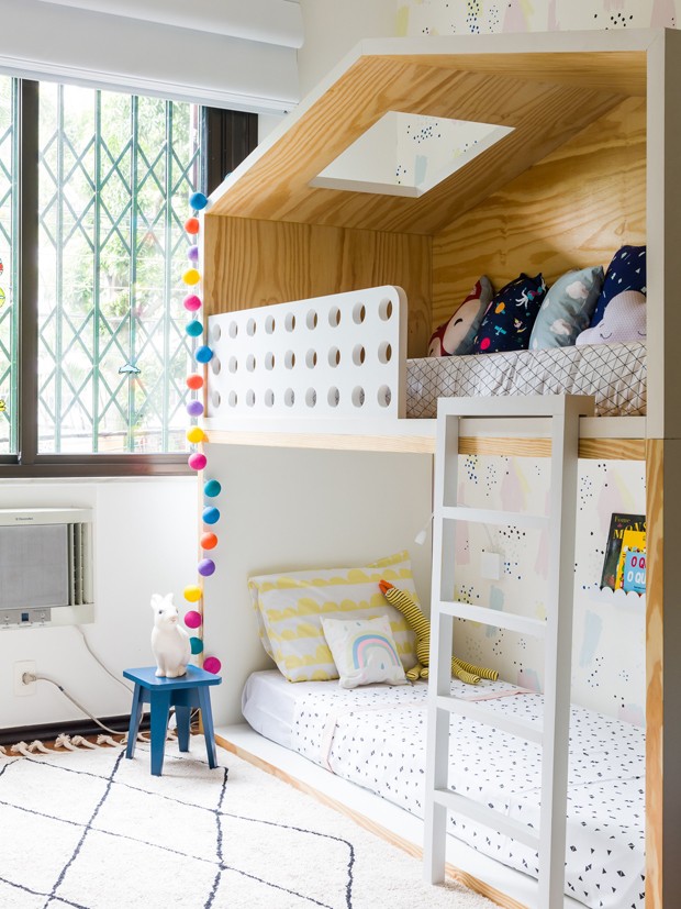 Cama casinha, madeira e papel de parede decoram quarto dos filhos de Miá Mello (Foto: Nicolas Bouriette/Divulgação)
