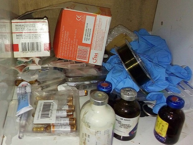 Medicamentos vencidos também foram achados na clínica veterinária em Limeira (Foto: Divulgação/PM)