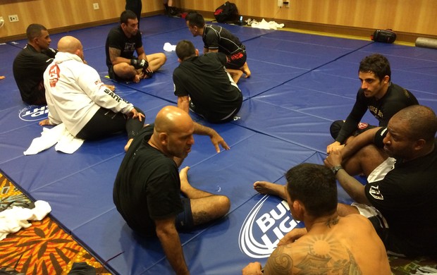 Fabricio Werdum, Rafael dos Anjos e equipes (Foto: Ivan Raupp)