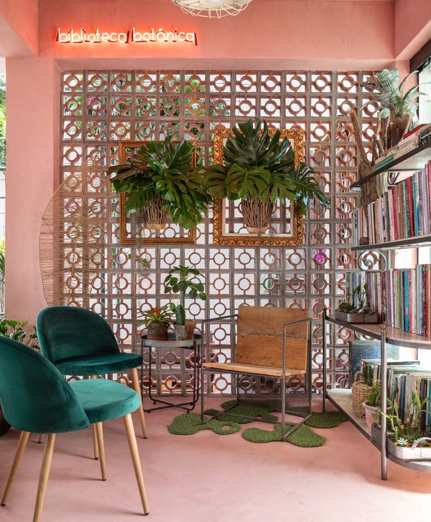 O espaço conta com uma biblioteca composta por 300 livros idealizada pela designer floral Monica Rezende  (Foto: Evelyn Muller/Divulgação)