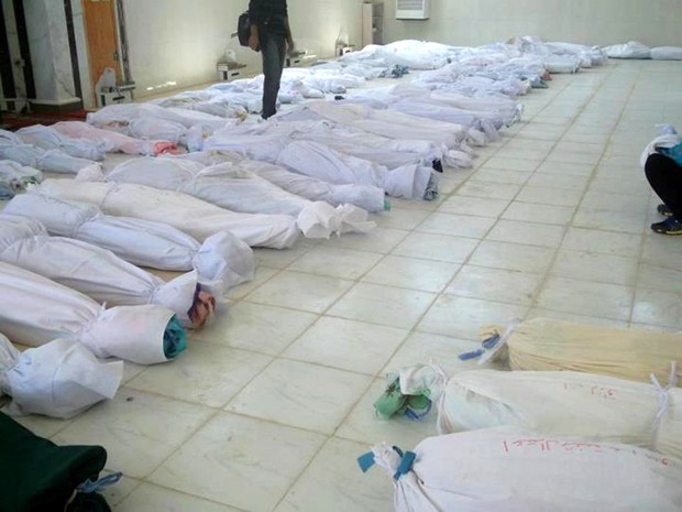 Corpos são colocados em hospital no centro de Houla (Foto: AFP PHOTO / HO / SHAAM NEWS NETWORK)