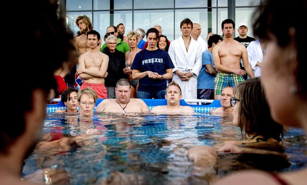 Holandeses tentaram recorde de banho mais longo em piscina com gelo (Foto: Koen van Weel/ANP/AFP)