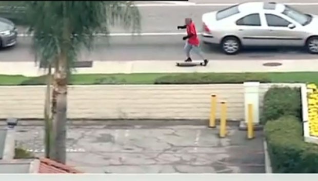Jesus Zamora tentou fugir de skate (Foto: Reprodução/YouTube/CNN) Jesus Zamora tentou fugir de skate (Foto: Reprodução/YouTube/CNN)