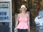 De shortinho, Britney Spears exibe as pernas em tarde de compras