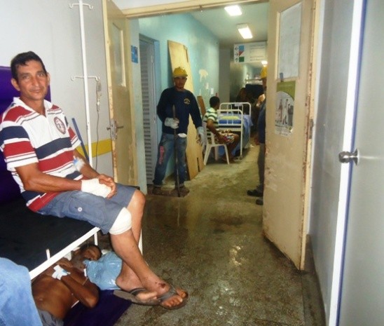 Pacientes e funcionários convivem em meio a obra de reforma do sistema de esgodo do Pronto-Socorro (Foto: Paulo Roberto Lopes/Divulgação)