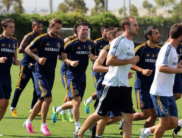 Beckham treina com os jogadores do Los Angeles Galaxy (Foto: Reprodução / Facebook)
