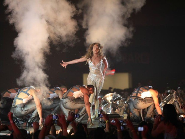 Acompanhada de bailarinos, Jennifer Lopez agitou fas que aguardavam há três meses pelo show dela em Fortaleza (Foto: Arte Produções/ Divulgação)