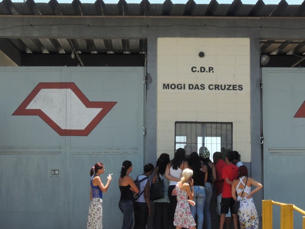 Familiares dos presos em busca de notícias, no CDP de Mogi das Cruzes   (Foto: Carolina Paes/G1)