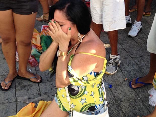 Em Salvador, torcedora chora no sufoco do jogo do Brasil (Foto: Yuri Girardi/G1)