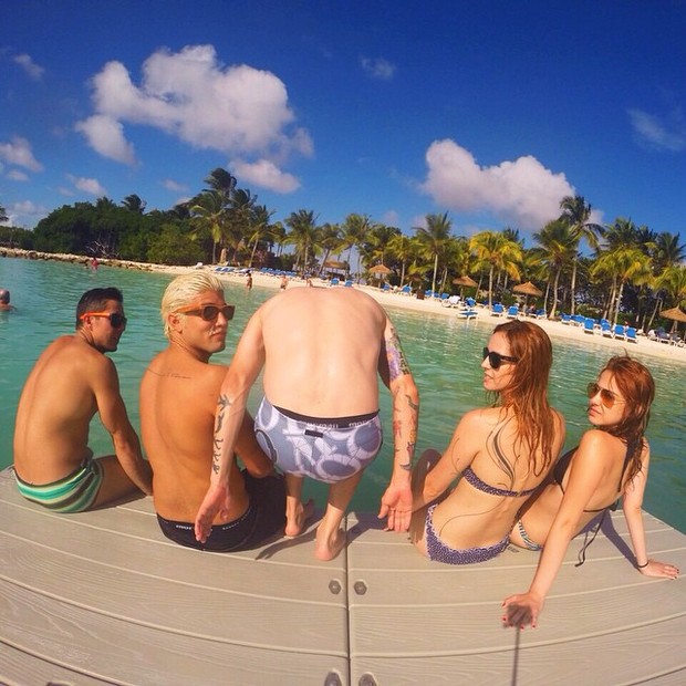 Caio Castro, platinado, com amigos em Aruba (Foto: Instagram/ Reprodução)