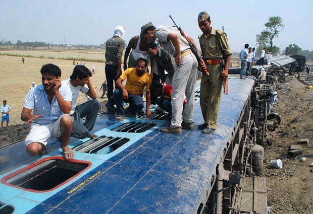 Equipes de resgate e moradores no local do acidente de trem nesta quinta-feira (31) na Índia (Foto: AFP)