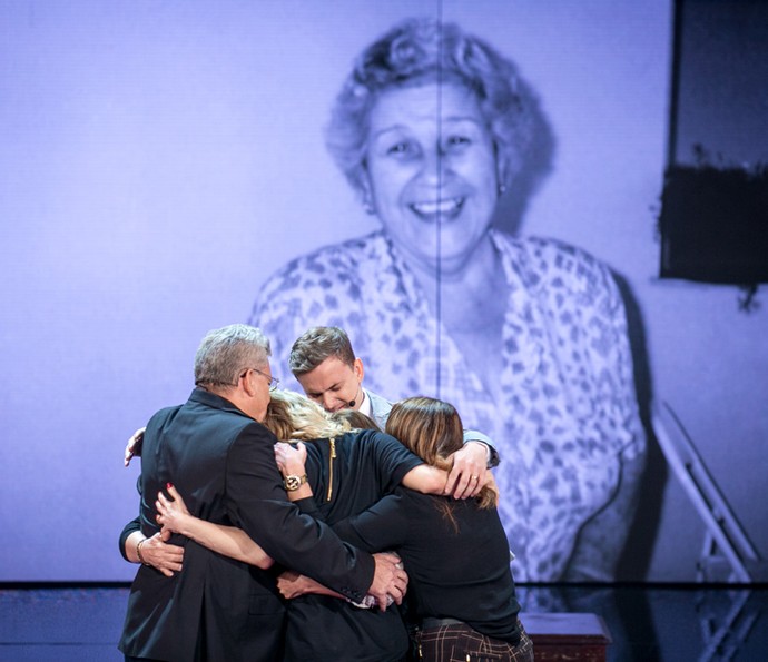 Claudia Leitte abraça a família com a imagem da sua avó ao fundo, no telão (Foto: Isabella Pinheiro / Gshow)