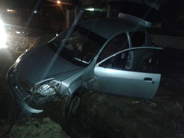 Carro teve de ser desvirado para a retirada dos suspeitos (Foto: Divulgação/Brigada Militar) Carro teve de ser desvirado para a retirada dos suspeitos (Foto: Divulgação/Brigada Militar)