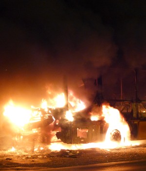 Ônibus são incendiados no
MA após mortes em presídio (César Hipólito/TV Mirante) Ônibus são incendiados no
MA após mortes em presídio (César Hipólito/TV Mirante)