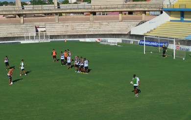 Equipe treinou lances de bola parada (Foto: Michael Douglas/GloboEsporte.com)