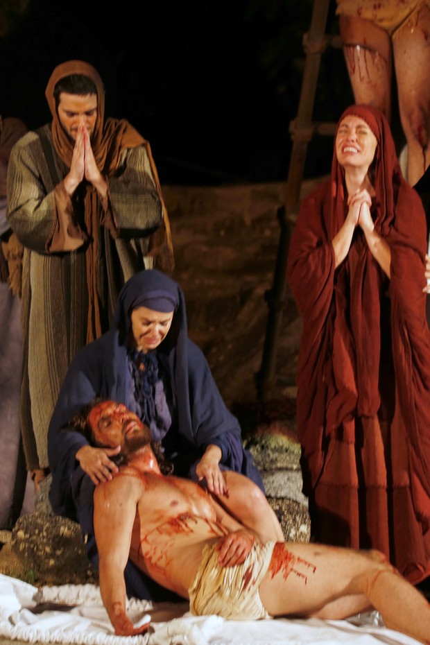 Fiuk, Bianca Rinaldi, Igor Rickly e Caroline em cena de Paixão de Cristo (Foto: Fábio Jordão/Divulgação)