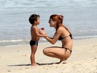 Mariah Rocha curte praia com o filho e exibe boa forma