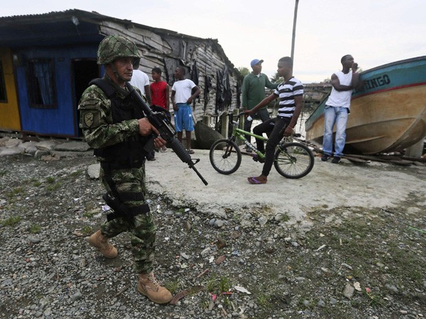 Soldado das Forças Especiais da Colômbia patrulha as ruas do bairro 'La Playita', em Buenaventura, cidade mais violenta do país. (Foto: John Vizcaino/ Reuters)
