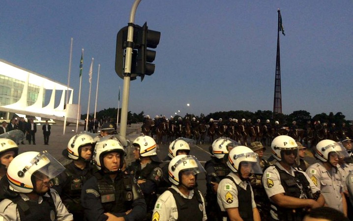 Policiais militares bloqueiam acesso à Praça dos Três Poderes, durante protesto contra o governo Dilma