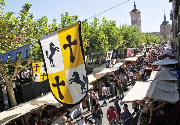 Mercado cervantino que é montado durante vários fins de semana na cidade de Alcalá de Henares, na Espanha (Foto: EFE)