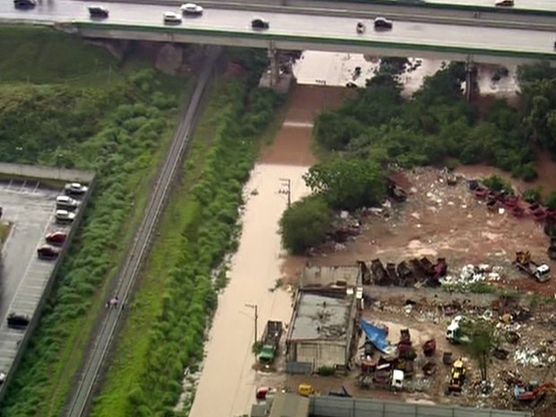 Chuva põe bairros de São Paulo em estado de atenção e trava circulação de trens (Foto: Reprodução TV Globo)