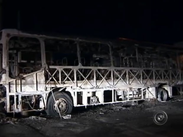 Ônibus em Votorantim é o nono incendiado na região (Foto: Reprodução/TV Tem)