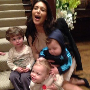 Kim Kardashian com crianças (Foto: Instagram/ Reprodução)