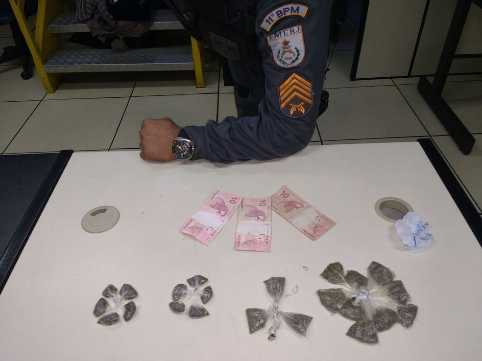 Suspeitos jogaram sacola com a droga atrás de um baco da praça (Foto: PM / Divulgação)